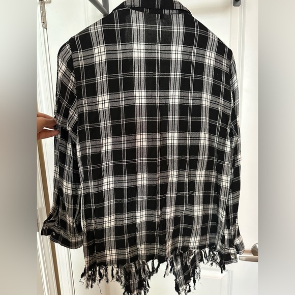 Women’s flannel plaid draped long sleeve shirt with fringe details. Med - Picture 7 of 7